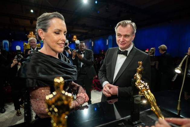 Bilder des Jahres 2024, Entertainment 03 März OscarÂ® winners Emma Thomas and Christopher Nolan gets his OscarÂ® engraved at the Governors Ball following the live ABC telecast of the 96th OscarsÂ® at the DolbyÂ® Theatre at Ovation Hollywood in Los Angeles, CA, on Sunday, March 10, 2024.  Copyright: xKyusungxGongx 34653-461PLX