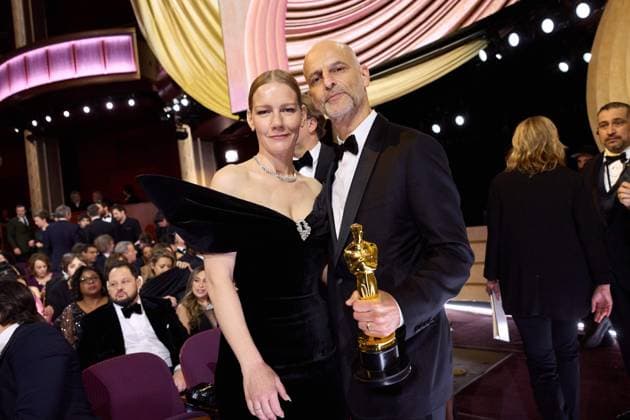 Bilder des Jahres 2024, Entertainment 03 März Entertainment Bilder des Tages Sandra Hüller and James Wilson pose with the OscarÂ® for International Feature Film during the live ABC telecast of the 96th OscarsÂ® at the DolbyÂ® Theatre at Ovation Hollywood on Sunday, March 10, 2024.  Copyright: xWarrickxPagex 34653-519PLX