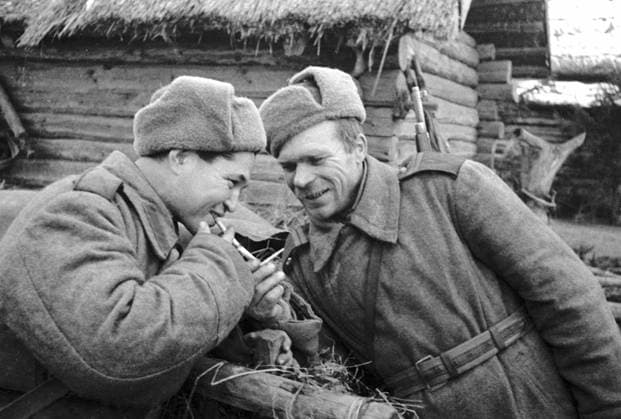 SOLDIERS CIGARETTES WWII 63030 01.10.1943 Soviet frontline troops roll their cigarettes Natalya Sputnik Russia  Copyright: xNatalyax