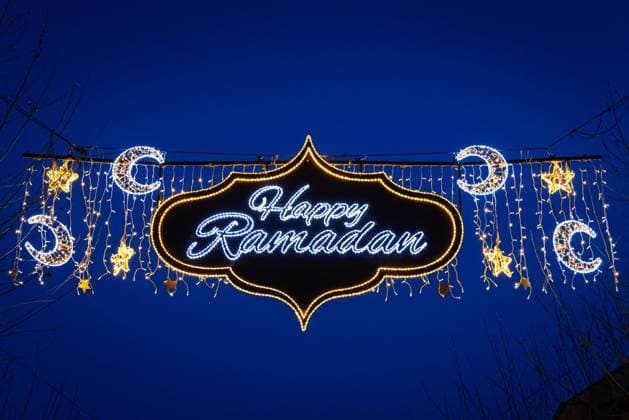 Happy Ramadan in Frankfurt am Main Der illuminierte Schriftzug Happy Ramadan leuchtet am Abend des 10.03.2024 als Teil einer Lichtinstallation, die in Frankfurt am Main über die Große Bockenheimer Straße ( Fressgass ) gespannt ist. Der Ramadan ist der Fastenmonat der Muslime und neunter Monat des islamischen Mondkalenders. In ihm wurde nach islamischer Auffassung der Koran herabgesandt. Im Jahr 2024 beginnt Ramadan am Abend des 10. März und endet am Abend des 09. April. Frankfurt am Main Große Bockenheimer Straße Hessen Deutschland *** Happy Ramadan in Frankfurt am Main The illuminated lettering Happy Ramadan shines on the evening of 10 March 2024 as part of a light installation stretched across Große Bockenheimer Straße Fressgass i 2024-03-10_ffm_happy-ramadan_03