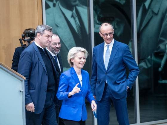 Gemeinsame Sitzung der Präsidien von CDU und CSU zum Europawahlprogramm Pressekonferenz - Friedrich Merz, Parteivorsitzender CDU, Ursula von der Leyen, Präsidentin EU-Kommission und Spitzenkandidatin zur Europawahl 2024, Manfred Weber, Parteivorsitzender EVP und Markus Söder, Parteivorsitzender CSU und Ministerpräsident Bayern;Gemeinsame Sitzung der Präsidien von CDU und CSU zum Europawahlprogramm Pressekonferenz - Friedrich Merz, Parteivorsitzender CDU, Ursula von der Leyen, Präsidentin EU-Kommission und Spitzenkandidatin zur Europawahl 2024, Manfred Weber, Parteivorsit, Berlin Berlin Deutschland Konrad-Adenauer-Haus *** Joint meeting of the Presidiums of the CDU and CSU on the European election program Press conference Fri