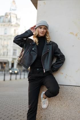 Coole trendige stilvolle Frau in Mode schwarzen Rock städtischen Kleidung mit einem Hut, Blazer, Jacke und Hose mit weißen Turnschuhen steht in der Nähe einer Wand auf der Straße *** Cool trendy stylish Woman in Fashion Black people Rock Municipalities Clothing with a Hat, Blazer, Jacket and Pants with white Sneakers is in the Proximity a Wall at the Street 1102800502 ,model released, Symbolfoto