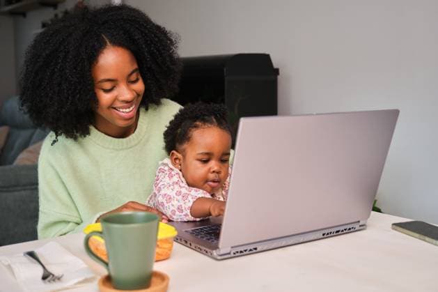 Cuban mother with her toddler daughter try to work in a laptop. Madrid, Community of Madrid, Spain CR_CRVI240306-1363124-01 ,model released, Symbolfoto