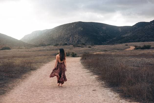 Creative Highlights Symbolbilder Woman in dress walking down hiking trail in San Diego San Diego, California, United States CR_VCOZ240306-1363410-01 ,model released, Symbolfoto