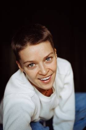 Creative Highlights Symbolbilder Young beautiful woman with short hair, portrait, close-up. Paris, Île-de-France, France CR_YUKI240309D-1362705-01 ,model released, Symbolfoto