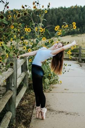 Creative Highlights Symbolbilder ballerina dancing near sunflowers outside Denver, Colorado, United States R_JEMI220104D7-838930-01 ,model released, Symbolfoto