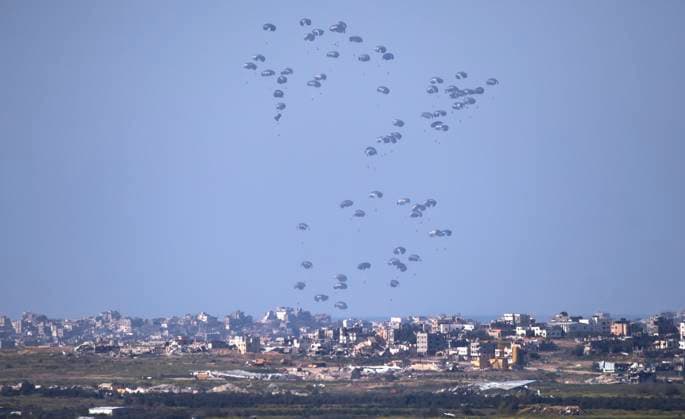 Bilder des Jahres 2024, News 03 März News Themen der Woche KW11 News Bilder des Tages United States Air Force C-130 drops humanitarian aid by parachute over the central, northern Gaza Strip as seen from inside southern Israel on March 10, 2024. This photo shows three planes-full of aid as it descends to Gaza. The USA and other countries continue to drop food and other humanitarian aid supplies to Palestinians in dire need in the Gaza Strip on the first day of the month-long Moslem holiday of Ramadan. As reports continue of fighting between Israeli forces and Hamas inside Gaza.  ISR20240311002 JimxHollander