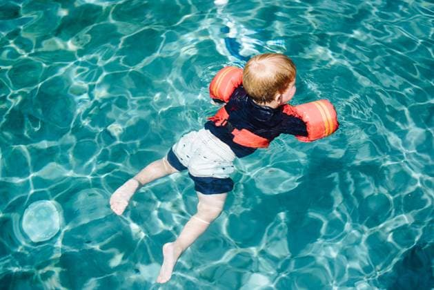 Toddler Swimming in a Blue Pool Saint Helena Island, South Carolina, United States R_LULK240306-1350753-01 ,model released, Symbolfoto