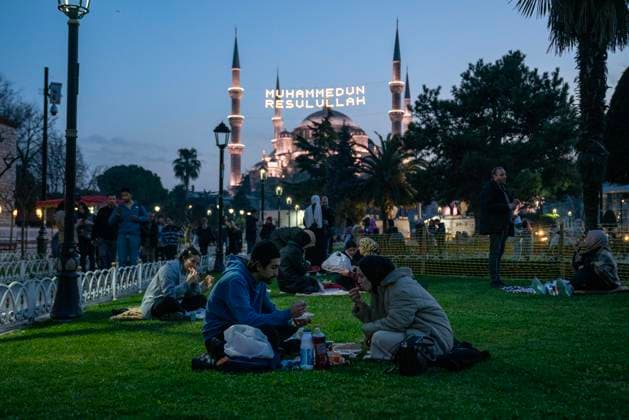 News Bilder des Tages March 11, 2024, Fatih, Istanbul, Turkey: Muslims break their fast as dusk falls in front of the Sultanahmet (Blue) Mosque in Sultanahmet Square, Istanbul during Ramadan. Muslims, during the holy month of Ramadan, fast from sunrise to sunset to fulfill one of the 5 pillarsÃ‚ ofÃ‚ Islam. Fatih Turkey - ZUMAu194 20240311_zip_u194_006 Copyright: xTolgaxUluturkx