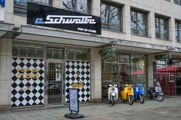 eSchwalbe, Pop-up-store, Kurfürstendamm, Charlottenburg, Berlin, Deutschland *** eSchwalbe, Pop up store, Kurfürstendamm, Charlottenburg, Berlin, Germany