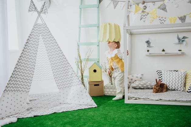 Creative Highlights Symbolbilder Little boy with bunny, posing at the Easter interior. Gomel, Gomel Region, Belarus R_PJWUOI220104-893965-01 ,model released, Symbolfoto