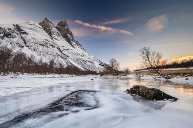 Creative Highlights World  Eisstrukturen vor Berg Otertinden, Signaldalen, Lyngenfjord, Tromsö, Norwegen, Europa *** Eisstrukturen before mountain Otertinden, Signaldalen, Lyngenfjord, Tromsø, Norway, Europe Copyright: imageBROKER/RobertxHaasmann ibxroh10317184.jpg