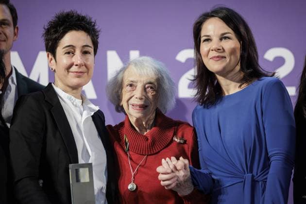 News Themen der Woche KW11 News Bilder des Tages (L-R) Dunja Hayali, Journalistin und Fernsehmoderatorin, Margot Friedlaender, Holocaust-Ueberlebende, und Annalena Baerbock (Buendnis 90 Die Gruenen), Bundesaussenministerin, aufgenommen bei der Verleihung des Talisman-Preis der DSI in Berlin, 12.03.2024. Mit der Verleihung des Talisman zeichnet die Deutschlandstiftung Integration Menschen aus, die sich durch ihr Engagement fuer den Zusammenhalt unserer Gesellschaft verdient gemacht haben. Fotografiert im Auftrag des Auswaertigen Amtes. Berlin Deutschland *** L R Dunja Hayali, journalist and television presenter, Margot Friedlaender, Holocaust survivor, and Annalena Baerbock Buendnis 90 Die Gruenen , Federal Foreign Minister, photographed at the DSI Talisman Award ceremony in Berlin, 12 03 Copyright: xKiraxHofmannxAAxphotothek.dex