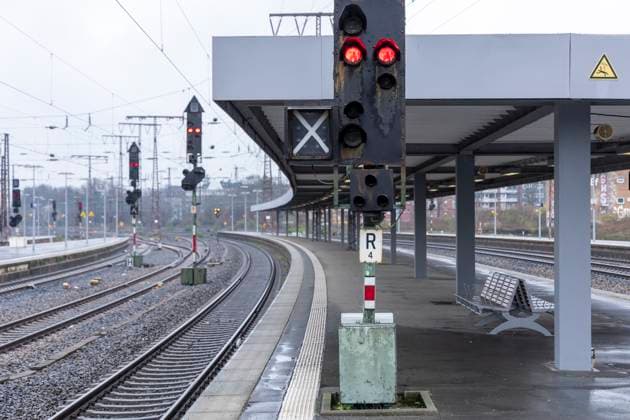 News Themen der Woche KW11 News Bilder des Tages Der Essener Hauptbahnhof während des GDL-Streiks. 12.03.2024, EU, DEU, Deutschland, Nordrhein-Westfalen, Essen: der Bahnsteig im Hauptbahnhof während des Streiks der Gewerkschaft Deutscher Lokomotivführer (GDL). EU, DEU, Germany, North Rhine-Westphalia, Essen: the Platform at the main station during the strike of the German Train Drivers Union (GDL).