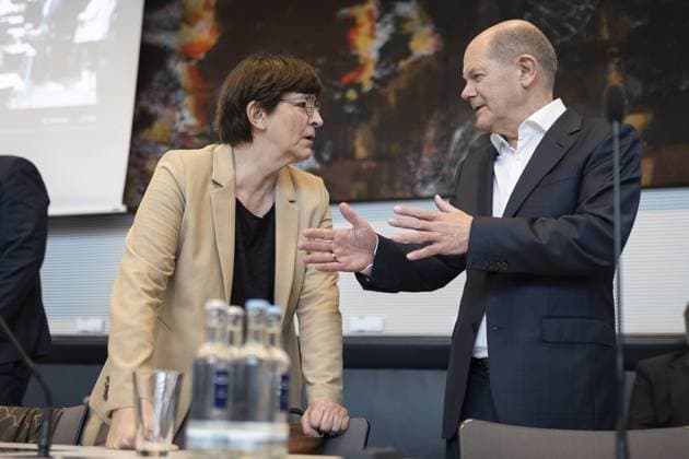 Olaf Scholz (SPD), Bundeskanzler spricht mit Saskia Esken, Bundesvorsitzende der SPD, aufgenommen im Rahmen der Fraktionssitzung der SPD in Berlin, 12.03.2024. Berlin Deutschland *** Olaf Scholz SPD , Federal Chancellor speaks with Saskia Esken, Federal Chairwoman of the SPD, recorded during the SPD parliamentary group meeting in Berlin, 12 03 2024 Berlin Germany Copyright: xLorenzxHuterxphotothek.dex