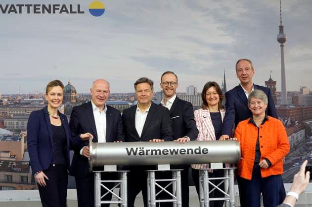 News Themen der Woche KW11 News Bilder des Tages Manja Schreiner, Kai Wegner, Robert Habeck, Christian Feuerherd, Vanessa Bauch, Christoph Donner und Stephanie Otto bei der Grundsteinlegung einer Abwassergroßwärmepumpe von Vattenfall und Befüllen einer Zeitkapsel auf dem Kraftwerksgelände Reuter-West. Berlin, 12.03.2024 *** Manja Schreiner, Kai Wegner, Robert Habeck, Christian Feuerherd, Vanessa Bauch, Christoph Donner and Stephanie Otto at the laying of the foundation stone for a large wastewater heat pump from Vattenfall and filling a time capsule at the Reuter West power plant site in Berlin, 12 03 2024 Foto:xT.xBartillax xFuturexImagex grundsteinlegung_4376