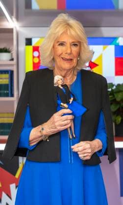 Bilder des Jahres 2024, Entertainment 03 März Entertainment Themen der Woche KW11 Entertainment Bilder des Tages . 12 03 2024. London, United Kingdom. Queen Camilla with a lookalike Barbie doll at an International Womans Day reception at Buckingham Palace in London.  xi-Imagesx xPoolx IIM-25055-0003