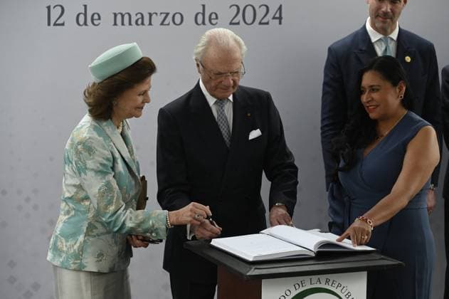Swedish Royals Visit Mexico - Day 1 March 12, 2024, Mexico City, Mexico: Swedish Queen Silvia, Swedish King Carl XVI Gustaf and and President of the Mexican Senate, Ana Lilia Rivera during a signing agreement on the first day of the Swedish State visit to Mexico at Mexican Senate. on March 12, 2024 in Mexico City, Mexico. (Photo by Carlos Tischler Eyepix Group ABACAPRESS.COM) Mexico City Mexico  Copyright: xTischlerxCarlos Eyepix ABACAx