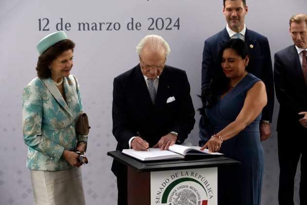 Swedish Royals Visit Mexico - Day 1 March 12, 2024, Mexico City, Mexico: Swedish King Carl XVI Gustaf signing an agreement on the first day of the Swedish State visit to Mexico at Mexican Senate. on March 12, 2024 in Mexico City, Mexico. (Photo by Luis Barron Eyepix Group) Copyright: xLuisxBarron xEyepixxGroupx LB_11032024_114101