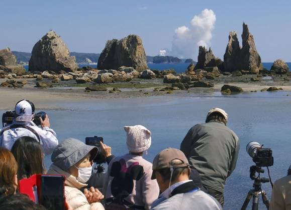 Bilder des Jahres 2024, News 03 März News Themen der Woche KW11 News Bilder des Tages Space One rocket explodes after liftoff Spectators watch a satellite-carrying Kairos rocket exploding shortly after liftoff from Japan s first commercial launch site in Kushimoto in Wakayama Prefecture, western Japan, on March 13, 2024. Space One Co. was aiming to become the first private Japanese firm to place a satellite into orbit.  A14AA0002592901P
