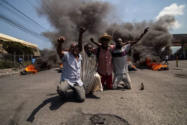 Bilder des Jahres 2024, News 03 März News Themen der Woche KW11 News Bilder des Tages VIOLENCES EN HAÏTI DAVID MENTOR MAXPPP : PORT AU PRINCE ; 12 03 2024 symbole de résistance « La recrudescence des violences des gangs dans les quartiers proches de l’ambassade américaine et de l’aéroport a conduit le département d’Etat à décider de procéder au départ d’agents supplémentaires », a indiqué dimanche un porte-parole de la diplomatie américaine. L’évacuation d’une partie de son personnel s’est déroulée au cours de la nuit de samedi à dimanche par hélicoptère, selon des habitants du quartier. The increase in gang violence in the neighborhoods near the American embassy and the airport has led the State Department to decide to proceed with the departure of additional agents, a diplomatic spokesperson said on Sunday. Americ  Copyright: xMAXPPPxDAVIDxMENTORx IMGx0338