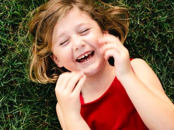 Creative Highlights Symbolbilder Brunette Girl Laughing on Green Grass Lewes, Delaware, United States CR_YHHV240311-1367518-01 ,model released, Symbolfoto