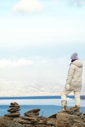 Creative Highlights Symbolbilder Rear View Of Woman Looking At Lake During Winter Irkutsk, Irkutsk Oblast, Russia R_MAKU220104-889884-01 ,model released, Symbolfoto