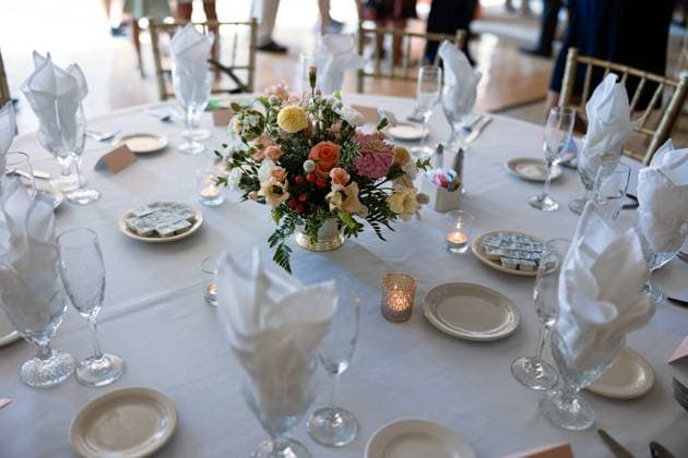 Refined white table with lush floral arrangement Wisconsin Dells, Wisconsin, United States R_KESY240311-1367092-01