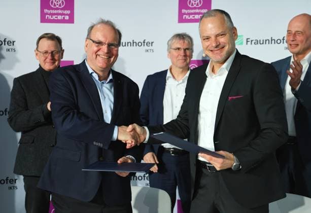 News Themen der Woche KW11 Partnerschaft Fraunhofer und thyssenkrupp 13.03.2024, Arnstadt, Fraunhofer Batterie-Innovations- und Technologie-Center BITC Unterzeichnung der strategischen Partnerschaft zwischen Fraunhofer IKTS und thyssenkrupp nucera - beide haben das gemeinsame Ziel, eine vom Fraunhofer IKTS entwickelte Technologie zur Erzeugung von gruenem Wasserstoff mittels Hochtemperatur-Elektrolyse in die industrielle Anwendung zu ueberfuehren im Bild: Prof. Dr. Alexander Michaelis (Institutsleiter Fraunhofer-Institut für Keramische Technologien und Systeme IKTS) und Dr. Werner Ponikwar (CEO von thyssenkrupp nucera) reichen sich die Haende nach der Unterzeichnung *** Partnership Fraunhofer and thyssenkrupp 13 03 2024, Arnstadt, Fraunhofer Battery Innovation
