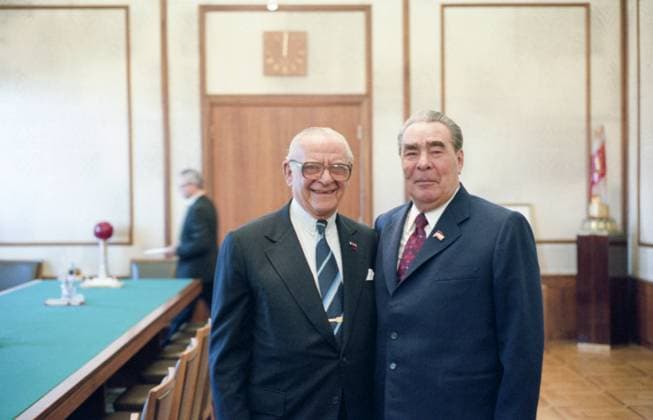 Moscow, USSR. Chairman of the Board of Occidental Petroleum Corporation, American entrepreneur Armand Hammer (L) and General Secretary of the CPSU Central Committee, Chairman of the Presidium of the USSR Supreme Soviet Leonid Brezhnev pose for a photo during a meeting in the Kremlin. Vladimir Musaelyan TASS  24437653