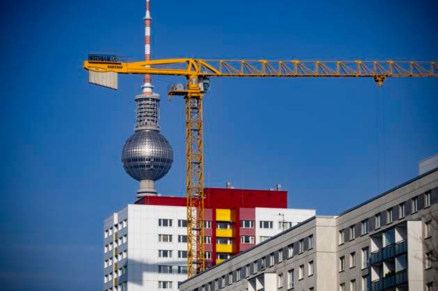 Häuser, Fernsehturm und ein Braukrahn in Berlin am 29. Februar 2024. Alltag in Berlin *** Houses, a television tower and a brewery in Berlin on February 29, 2024 Everyday life in Berlin