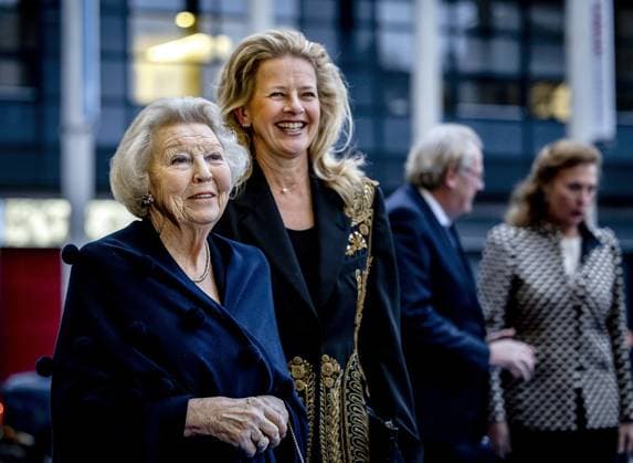Entertainment Bilder des Tages THE HAGUE - Princess Beatrix and Princess Mabel during the presentation of the tenth Prince Friso Engineering Prize at The Hague University of Applied Sciences. The winner of the prize can call himself Engineer of the Year for a year. ANP REMKO DE WAAL netherlands out - belgium out  Copyright: xx x493625609x originalFilename: 493625609.jpg