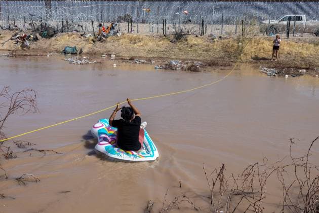 News Bilder des Tages Migranten an der Grenze zwischen Mexiko und den USA March 13, 2024, Auburn Hills, Michigan, USA: Hundreds of migrants, hailing from various nationalities, persist in their relentless quest to cross the border between Mexico and the United States in pursuit of a better life. They employ inflatable rafts to navigate the river, which, during this season, exhibits considerable depths. Auburn Hills USA - ZUMAp241 20240313_zip_p241_001 Copyright: xDavidxPeinadox
