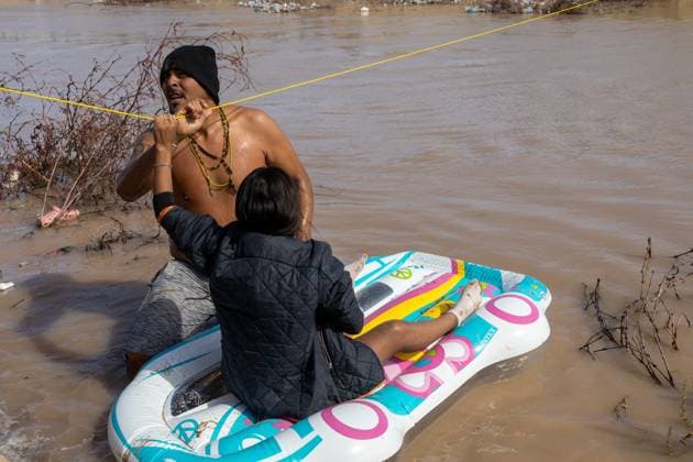 Migranten an der Grenze zwischen Mexiko und den USA March 13, 2024, Auburn Hills, Michigan, USA: Hundreds of migrants, hailing from various nationalities, persist in their relentless quest to cross the border between Mexico and the United States in pursuit of a better life. They employ inflatable rafts to navigate the river, which, during this season, exhibits considerable depths. Auburn Hills USA - ZUMAp241 20240313_zip_p241_002 Copyright: xDavidxPeinadox