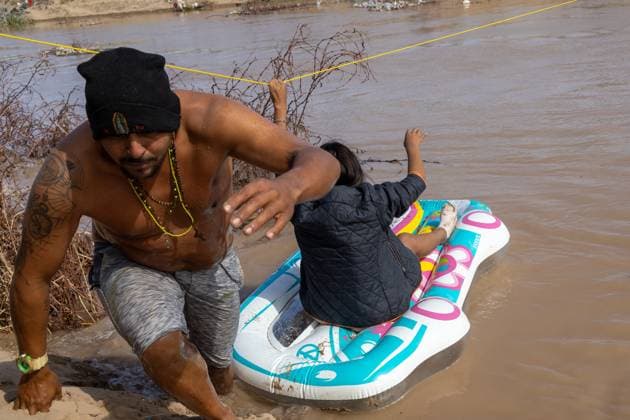 Migranten an der Grenze zwischen Mexiko und den USA March 13, 2024, Auburn Hills, Michigan, USA: Hundreds of migrants, hailing from various nationalities, persist in their relentless quest to cross the border between Mexico and the United States in pursuit of a better life. They employ inflatable rafts to navigate the river, which, during this season, exhibits considerable depths. Auburn Hills USA - ZUMAp241 20240313_zip_p241_006 Copyright: xDavidxPeinadox