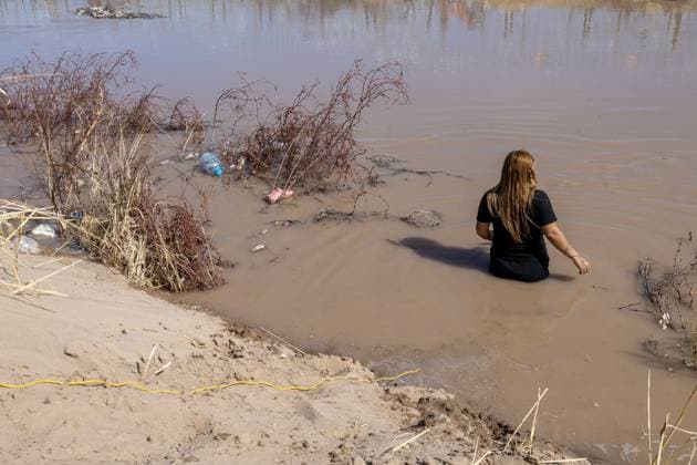 Migranten an der Grenze zwischen Mexiko und den USA March 13, 2024, Auburn Hills, Michigan, USA: A woman, traveling with a group of migrants, swims to the shore of the Rio Grande to secure a rope that will aid others in crossing the river, as many of them cannot swim. The migrants are seeking to cross in order to seek asylum in the United States Auburn Hills USA - ZUMAp241 20240313_zip_p241_007 Copyright: xDavidxPeinadox