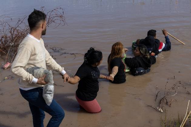 Migranten an der Grenze zwischen Mexiko und den USA March 13, 2024, Auburn Hills, Michigan, USA: A woman, traveling with a group of migrants, swims to the shore of the Rio Grande to secure a rope that will aid others in crossing the river, as many of them cannot swim. The migrants are seeking to cross in order to seek asylum in the United States Auburn Hills USA - ZUMAp241 20240313_zip_p241_009 Copyright: xDavidxPeinadox
