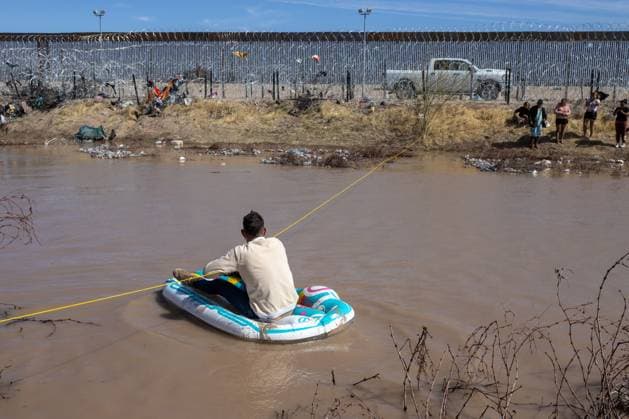 Migranten an der Grenze zwischen Mexiko und den USA March 13, 2024, Auburn Hills, Michigan, USA: Hundreds of migrants, hailing from various nationalities, persist in their relentless quest to cross the border between Mexico and the United States in pursuit of a better life. They employ inflatable rafts to navigate the river, which, during this season, exhibits considerable depths. Auburn Hills USA - ZUMAp241 20240313_zip_p241_011 Copyright: xDavidxPeinadox