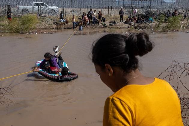 Migranten an der Grenze zwischen Mexiko und den USA March 13, 2024, Auburn Hills, Michigan, USA: Hundreds of migrants, hailing from various nationalities, persist in their relentless quest to cross the border between Mexico and the United States in pursuit of a better life. They employ inflatable rafts to navigate the river, which, during this season, exhibits considerable depths. Auburn Hills USA - ZUMAp241 20240313_zip_p241_014 Copyright: xDavidxPeinadox