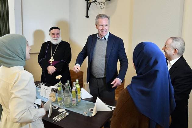 Bilder des Jahres 2024, News 03 März News Themen der Woche KW11 News Bilder des Tages Interreligiöses Fastenbrechen im evangelischen Gemeindehaus Herne ** NUR FÜR REDAKTIONELLE ZWECKE ** EDITORIAL USE ONLY **<p>Christian Wulff, ehemaliger Bundespräsident der Bundesrepublik Deutschland, mitte, begrüßt Melisa Ören von der islamischen Gemeinde, Samuel Gümüs von der christlich-orthodoxen Gemeinde, Alanur Davulcu von der islamischen Gemeinde und Tuncay Natik von der islamischen Gemeinde, von links, und ist Ehrengast beim interreligiösen Fastenbrechen im Ramadan am 13. März 2024 mit Vertretern von in Deutschland bedeutsdamen Religionsgemeinschaften im Gemeindehaus der evangelischen Gemeinde an der Straße Göddenhoff 108 in Herne. Deutschland NRW Herne Copyright: JürgenxTheobald *** Interfaith breaking of the fast in Copyright: JürgenxTheobald doc7ujki2tikyq41r7m85t ,EDITORIAL USE ONLY