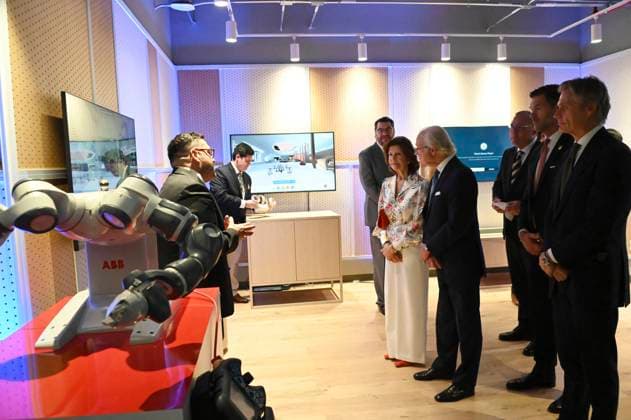 Swedish Royals Visit Mexico - Day 2 March 13, 2024, Mexico City, Mexico: Swedish Queen Silvia and Swedish King Carl XV take a tour during the opening of the new engineering center of the telecommunications Swedish company Ericsson on the second day of the Swedish State visit to Mexico. on March 13, 2024 in Mexico City, Mexico. (Photo by Carlos Tischler Eyepix Group ABACAPRESS.COM) Mexico City Mexico  Copyright: xTischlerxCarlos Eyepix ABACAx