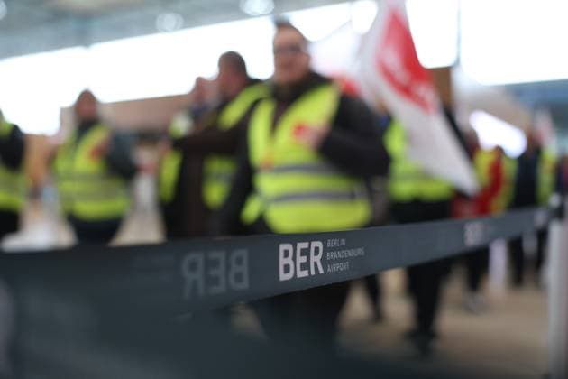 News Themen der Woche KW11 Eine Kundgebung von Beschäftigten am Flughafen. Warnstreik der Gewerkschaft ver.di am 14. März 2024 am Flughafen Berlin Brandenburg ( BER ). Die Beschäftigten, die in der Fluggastkontrolle, in der Personen- und Warenkontrolle, der Frachtkontrolle und in Servicebereichen tätig sind rufen im Rahmen eines bundesweiten Streiks am Donnerstag, 14. März 2024, zu einem ganztägigen Streik auf. Streik am Flughafen Berlin Brandenburg *** A rally by employees at the airport Warning strike by the trade union ver di on March 14, 2024 at Berlin Brandenburg Airport BER Employees working in passenger control, passenger and goods control, cargo control and service areas are calling for an all-day strike on Thursday, March 14, 2024, as part of a nationw