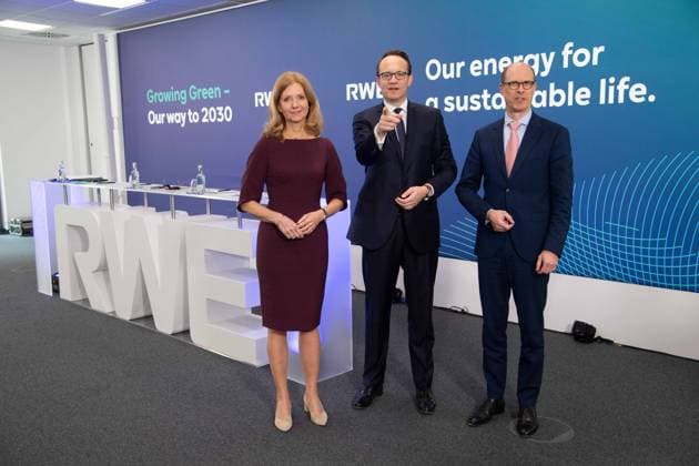 News Themen der Woche KW11 v.l. Katja van DOREN, Vorstandsmitglied, Personalvorstand, Arbeitsdirektorin, Dr. Markus KREBBER, Vorstandsvorsitzender, CEO, Dr. Michael MUELLER, Müller, Vorstandsmitglied, CFO, Finanzvorstand, Bilanzpressekonferenz der RWE AG am 14.03.2024 in Essen *** f l Katja van DOREN, Member of the Executive Board, Chief Human Resources Officer, Labour Director, Dr Markus KREBBER, Chairman of the Executive Board, CEO, Dr Michael MUELLER, Müller, Member of the Executive Board, CFO, Chief Financial Officer, Annual Press Conference of RWE AG on 14 March 2024 in Essen