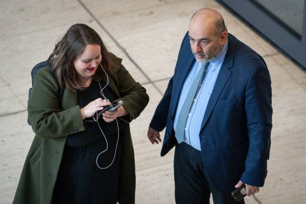 Deutscher Bundestag, 157. Plenarsitzung Ricarda Lang (Gruene) und Omid Nouripour (Gruene) in der Westlobby zur namentlichen Abstimmung zur Beschlussempfehlung und des Berichts des Auswaertigen Ausschusses (3. Ausschuss) zu dem Antrag der Fraktion der CDU CSU Unterstuetzung für die Ukraine konsequent fortsetzen Lieferung des Taurus-Marschflugkoerpers bei der 157. Sitzung des Deutschen Bundestag in Berlin, 14.03.2024 Berlin Berlin Deutschland *** German Bundestag, 157th plenary session Ricarda Lang Gruene and Omid Nouripour Gruene in the West Lobby for the roll-call vote on the recommendation for a resolution and the report of the Foreign Affairs Committee 3 Committee on the motion by the CDU CSU parliamentary group to consistently con