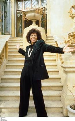 Shirley Bassey 1991 Credit all Uses white pearl necklace Shirley Bassey 1991 Credit all Uses white pearl necklace, Credit: Tim Jarvis Avalon  Copyright: x xTimxJarvisx xAvalonx 0536767549