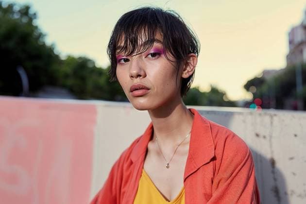 Creative Highlights Symbolbilder A person with androgynous features sporting vibrant pink eye shadow. Model Released AdalbertoRodriguez_ID20352_602456_009 Copyright: xAdalbertoxRodriguezx RECORD DATE NOT STATED