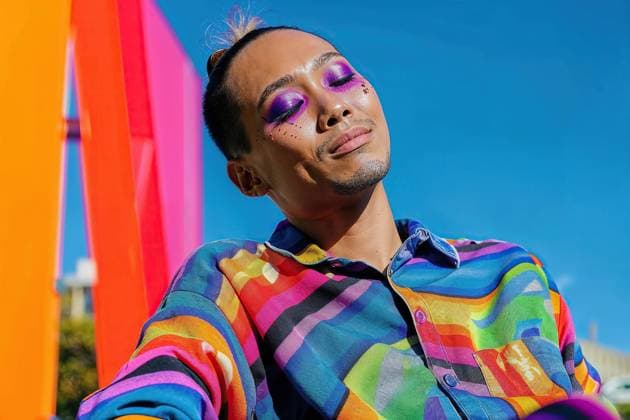 Creative Highlights Symbolbilder A man in a vibrant shirt strikes a pose for a photograph. Model Released AdalbertoRodriguez_ID20352_602475_013 Copyright: xAdalbertoxRodriguezx RECORD DATE NOT STATED