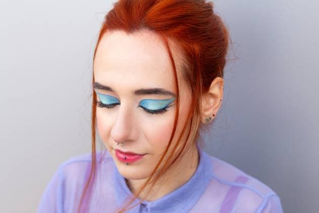 Creative Highlights Symbolbilder MR_ID19556_16504_NataliaPenado.jpg A young woman with red hair and eyes closed showcasing her vibrant blue eyeshadow and winged eyeliner Model Released GemaAlejo_ID19556_580261_006 Copyright: xGemaxAlejox
