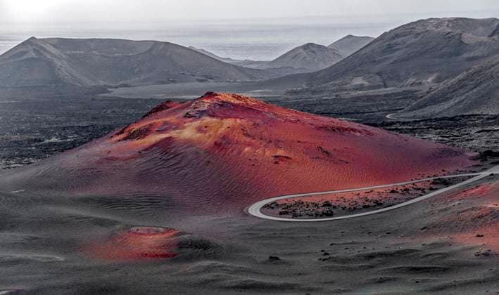 Vulkanlandschaft der Feuerberge, Montanas del Fuego, Nationalpark Timanfaya, Lanzarote, Kanaren, Kanarische Inseln, Spanien, Europa *** Volcanic landscape the Mountains of fire, Montanas Del Fuego, National Park Timanfaya, Lanzarote, Canary Islands, Canary Islands Islands, Spain, Europe Copyright: imageBROKER MichaelxNitzschke ibltlo10337073.jpg
