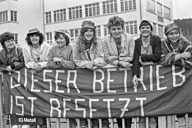  Metallindustrie, Streik, Arbeitskampf, Arbeit, Arbeitszeitverkürzung, Metall, IG Metall, IGM, 35-Stunden-Woche, Arbeitszeit, Familie, Familienzeit, Frauen, Plakat, Transparent, Betrieb, besetzt, Betriebsbesetzung, Filter-Knecht, Lorch, Baden-Württemberg, Deutschland, historisch, alt, vintage, Europa *** metal industry, Strike, Labor dispute, Work, Reduction in working hours, Metal, IG Metal, IGM, 35 Hours week, Working hours, Family, Family time, Women, Poster, Transparent, Operation, occupied, Occupation, Filter Knecht, Lorch, Bathing Württemberg, Germany, historical, old, vintage, Europe Copyright: imageBROKER/MartinxStorz ibltpe10335823.jpg